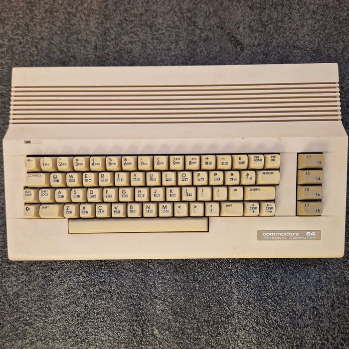 Commodore 64 C + Mod SidKick Pico + Datassete + Transformador Original