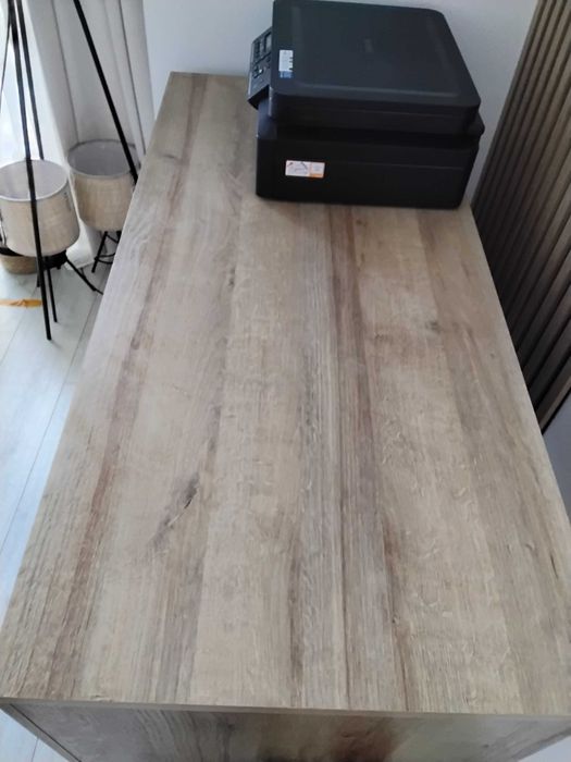 Biurko biel z dodatkiem drewna