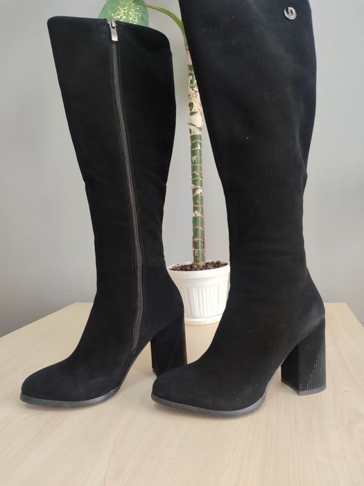 Жіночі чорні замшеві чоботи на стійкому каблуку