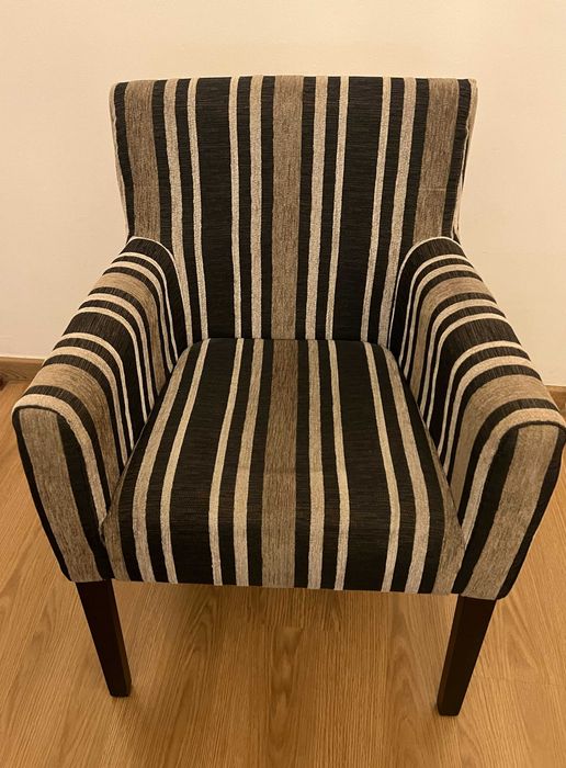 Mesa e conjunto de 4 cadeiras