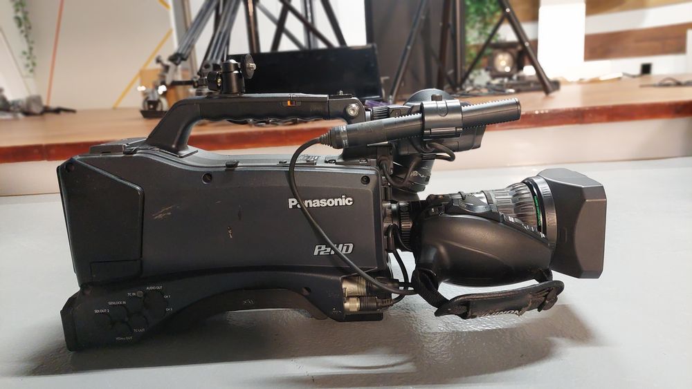 Câmara Profissional Panasonic AG-HPX371E (P2 HD) + Lente Fujinon + Microfone Sony