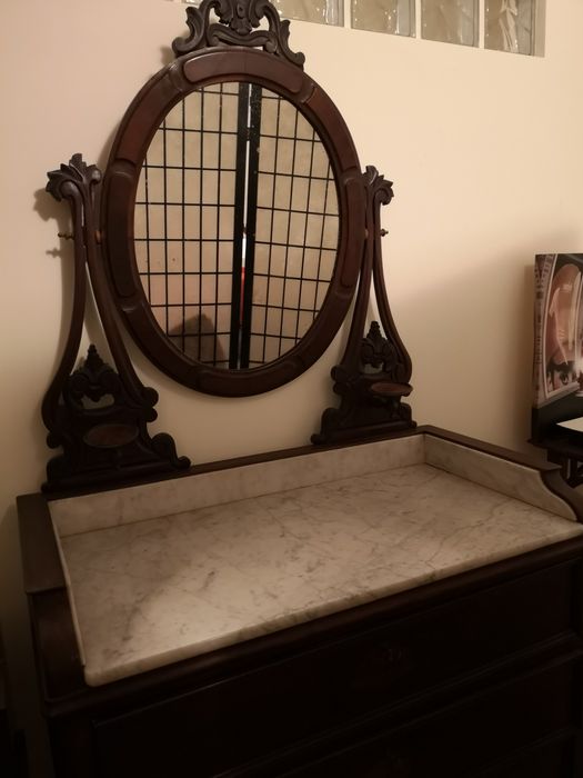 Cómoda antiga com espelho