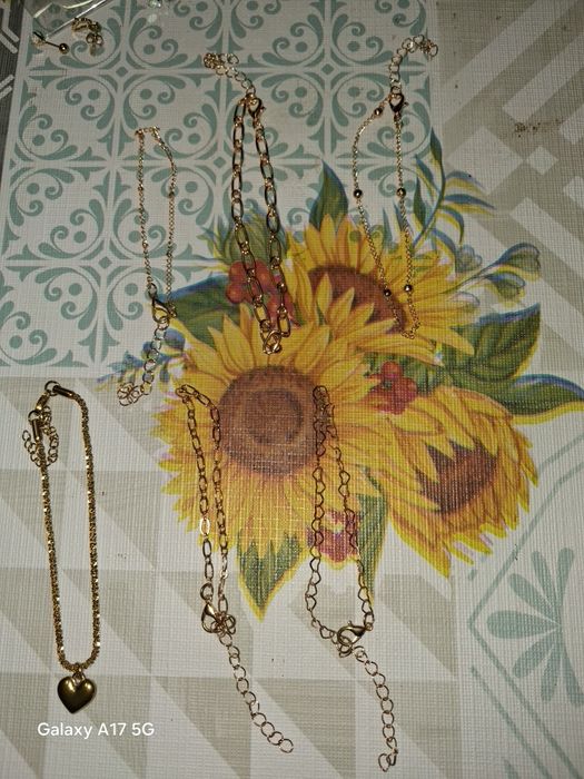 Pulseiras novas em aço inoxidável