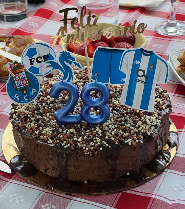 Bolos de aniversário e outros doces e salgados