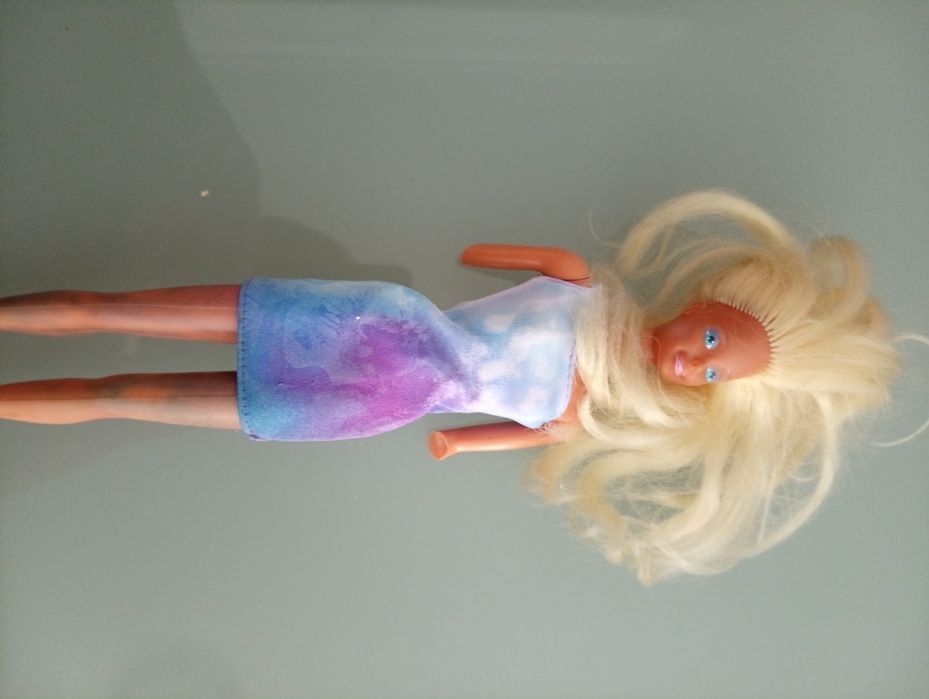 3 bonecas: 2 Barbies  e 1 Princesa Ana
