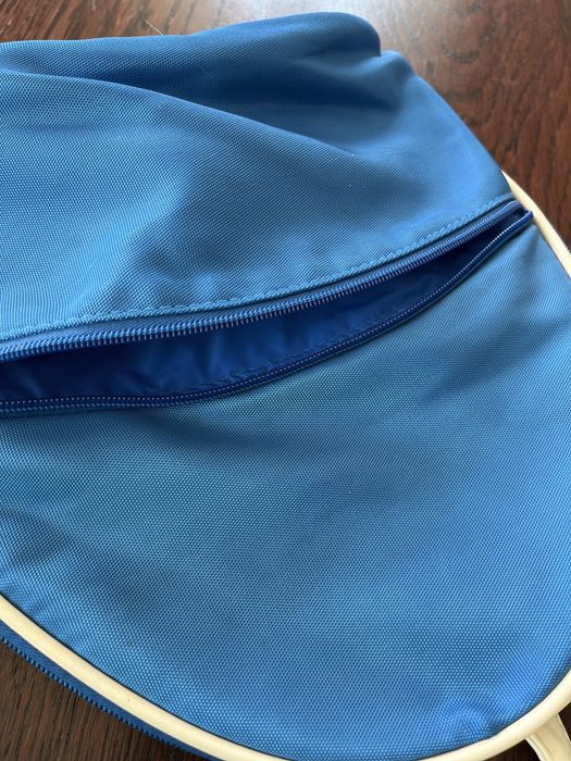 Niebieski plecak z białymi akcentami