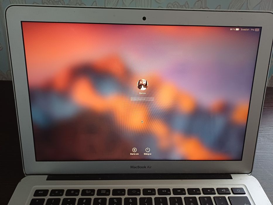 Продам MacBook  Air Model:1466