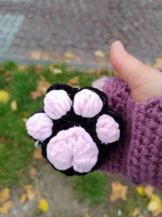 Brelok kocia łapka na szydełku, Walentynki, prezent