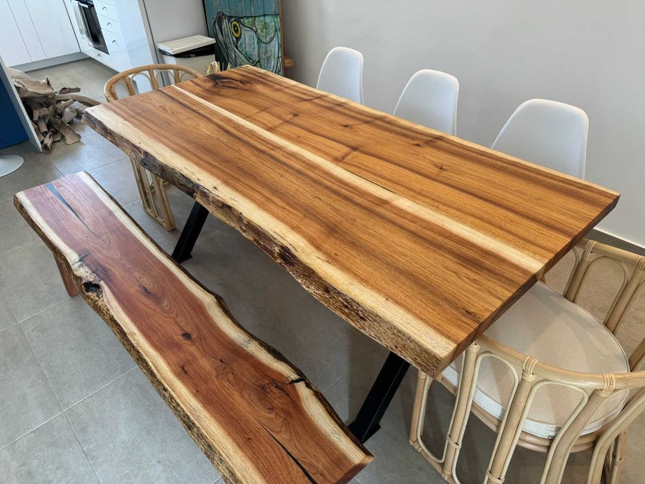Mesa em madeira maciça rústica,borda o vivo.Rustic solid wood table