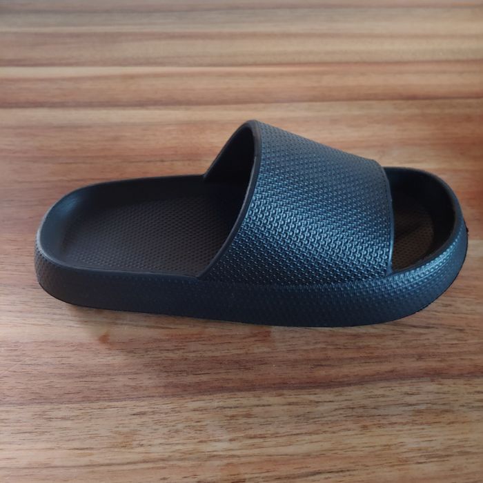 Czarne klapki damskie.