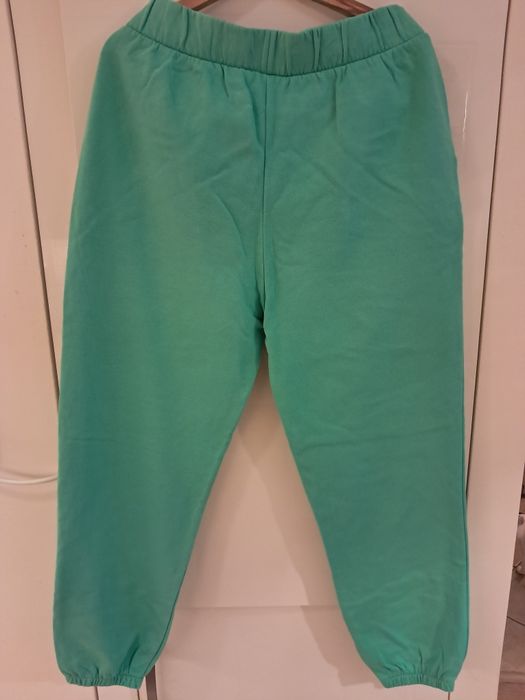 Zielone spodnie dresowe 42