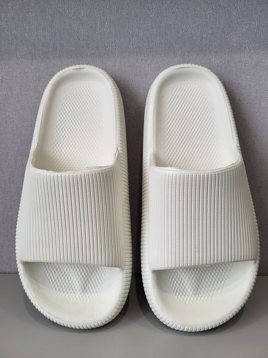 Шльопки для душа білого кольору
