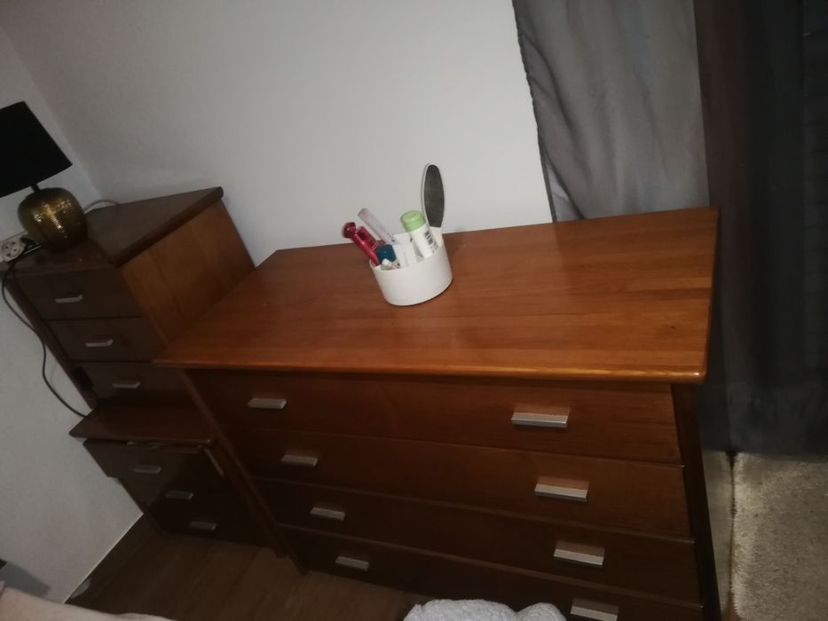 Vendo quarto com cama e colchão, camiseiro e cómoda. , comoda