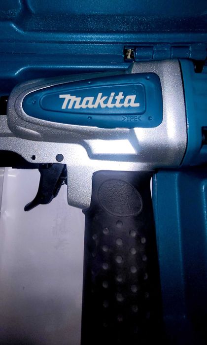 Lixadeira Bosch, pistola de pregos Makita, novos