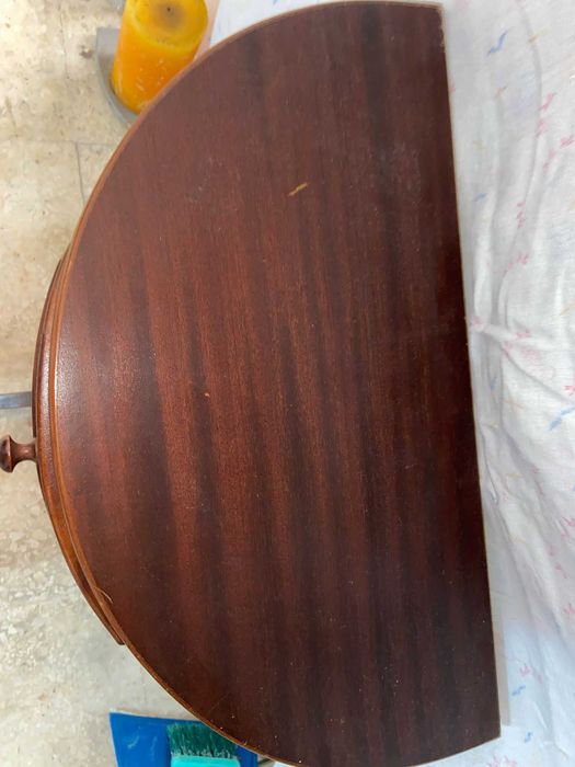 Mesa de telefone antiga em madeira