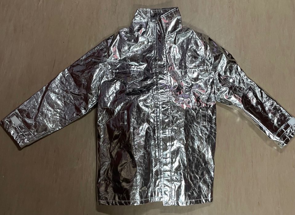 Fato aluminizado de combate a incêndios