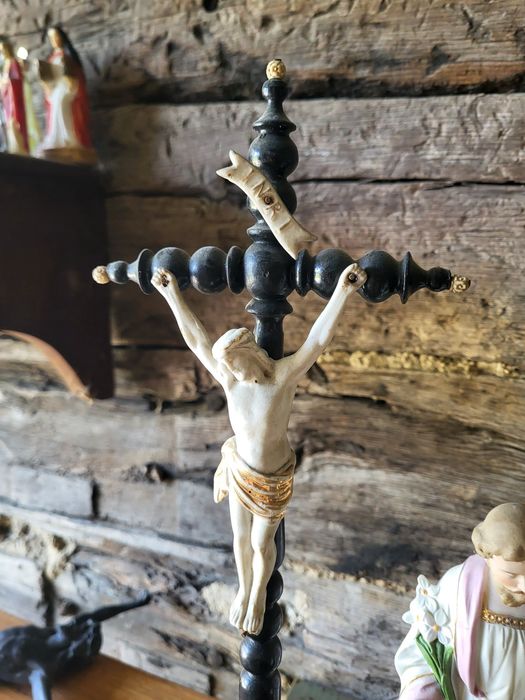 Zabytkowy drewniany krzyż 51cm biskwit Jezus