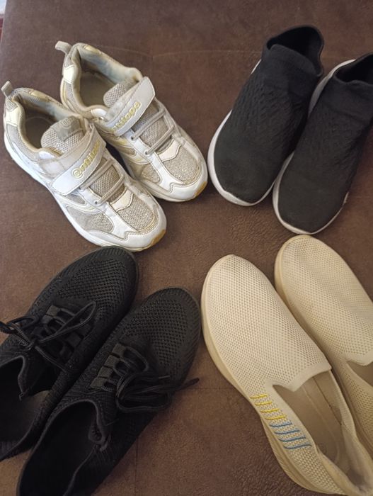 Мокасини і кросівки різних розмірів