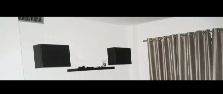 Dois cubos e estante de sala