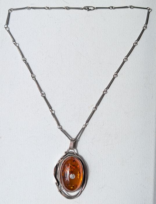 Naszyjnik w stylu ORNO z bursztynem i Moissanitem Vintage