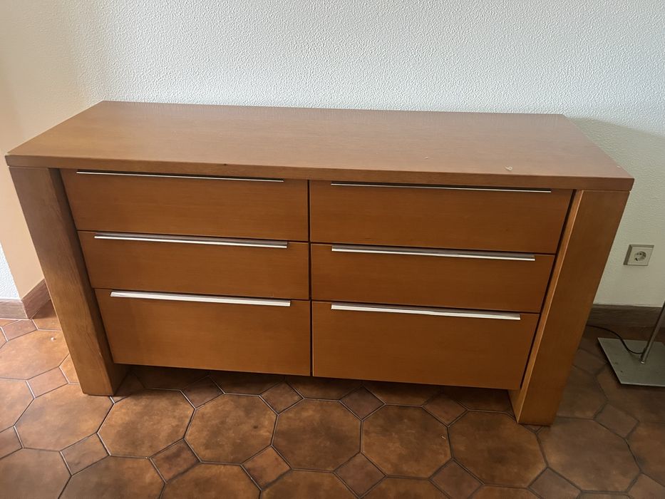 Vendo quarto de casal em carvalho: cama, mesinhas de cabeceira e camiseiro
