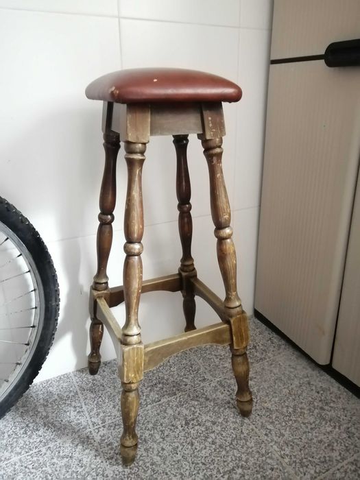 Banco alto vintage e Móvel de canto mesinha