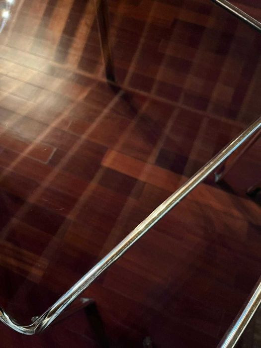 Mesa centro vidro com estrutura em doirado.