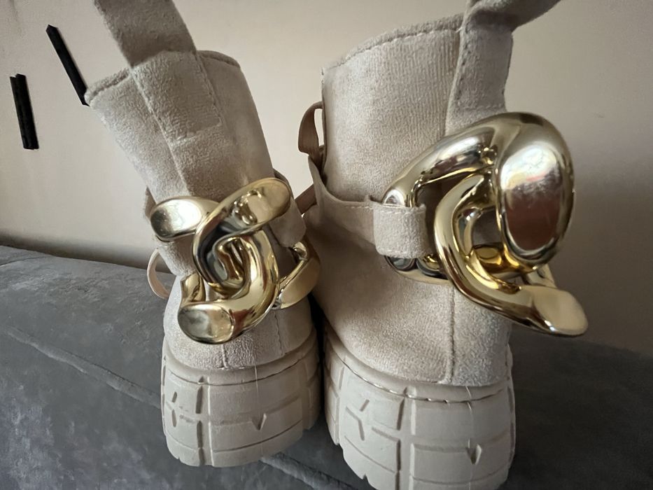 Bezowe botki na grubej podeszwie 38