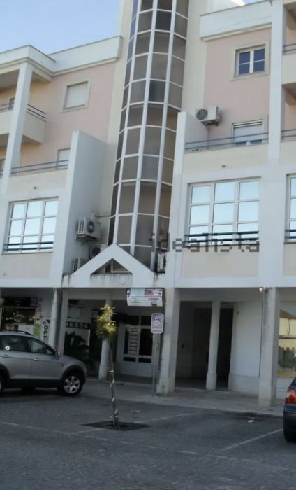 Arrendo espaço de garagem, com portão automático que fica no parque das laranjeiras em Almeirim perto da Camara Monicipal
