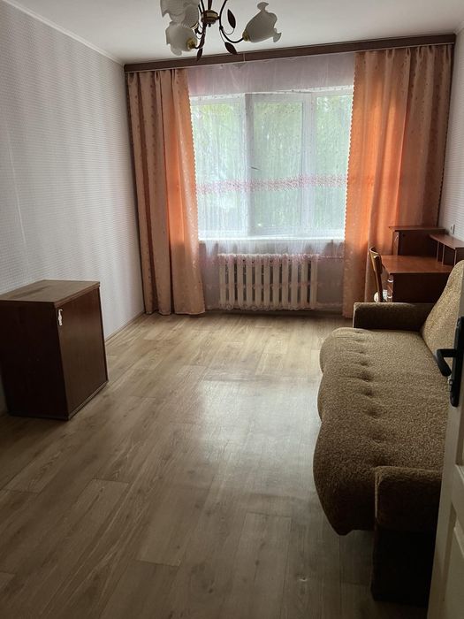 Здам роздільну кімнату для хлопця, Відрадний