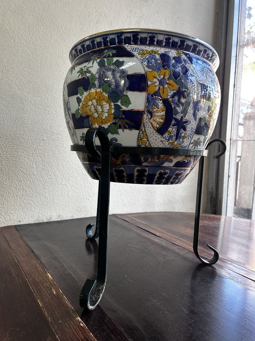 Vaso Decorativo em Cerâmica Pintado à Mão + Suporte em Ferro