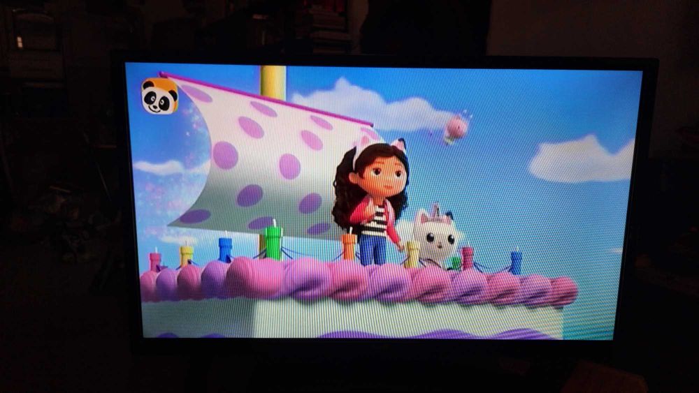 TV Kunft 32" em óptimo estado, com comando e disco de 1GB, resolução 1920x1080. Manual de utilizador em Português.