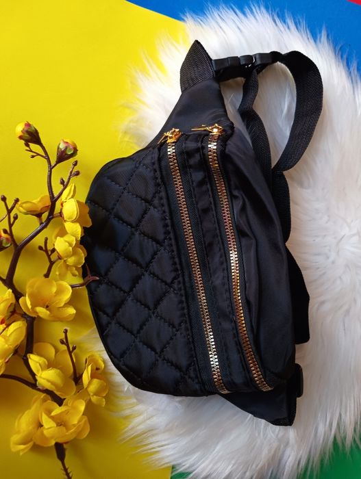 Czarna pikowana saszetka, nerka