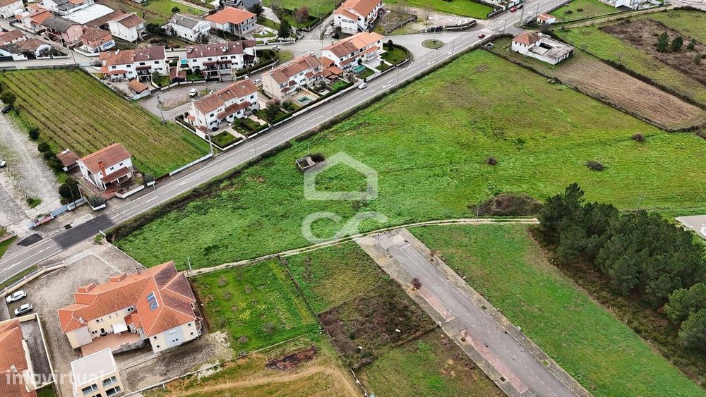 Lote de terreno destinado à construção de moradia, situado em uma loca