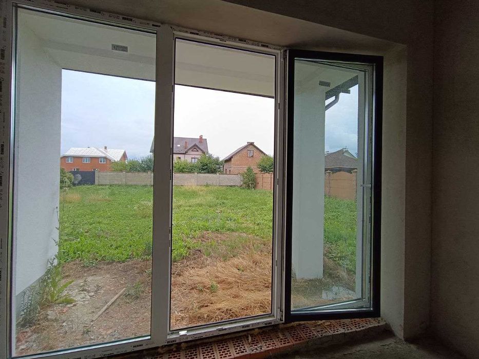 Продається одноповерховий особняк, з гаражем та власним подвірям