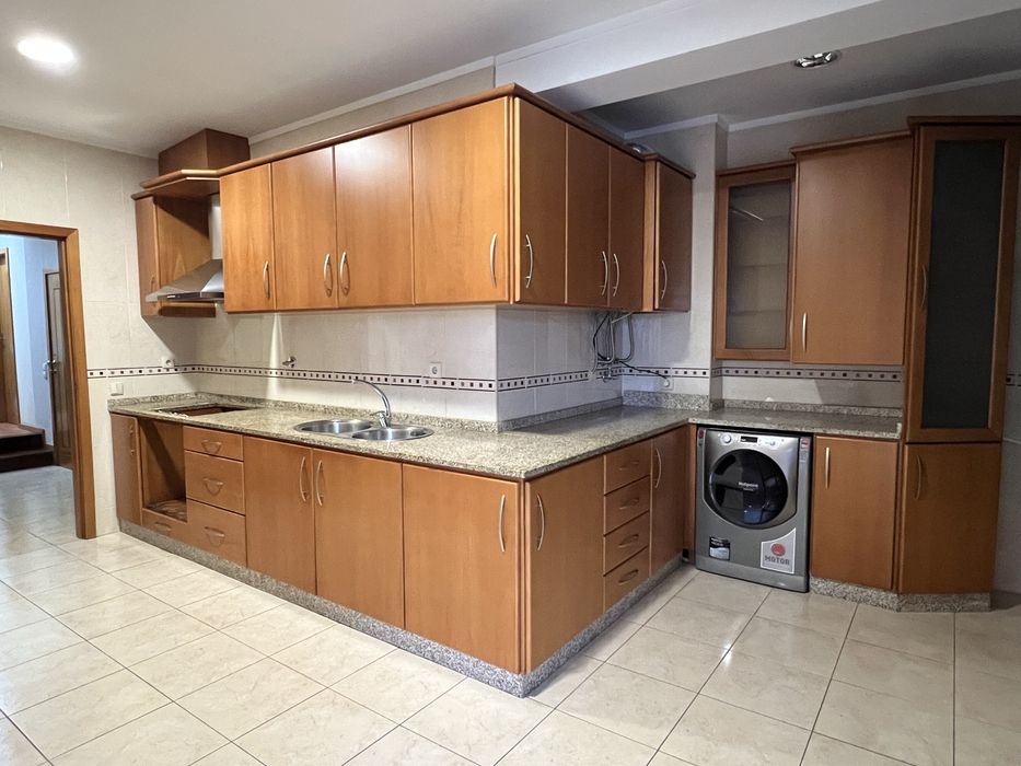 Cozinha madeira com tampos granito com 344cm + 201cm + 204cm