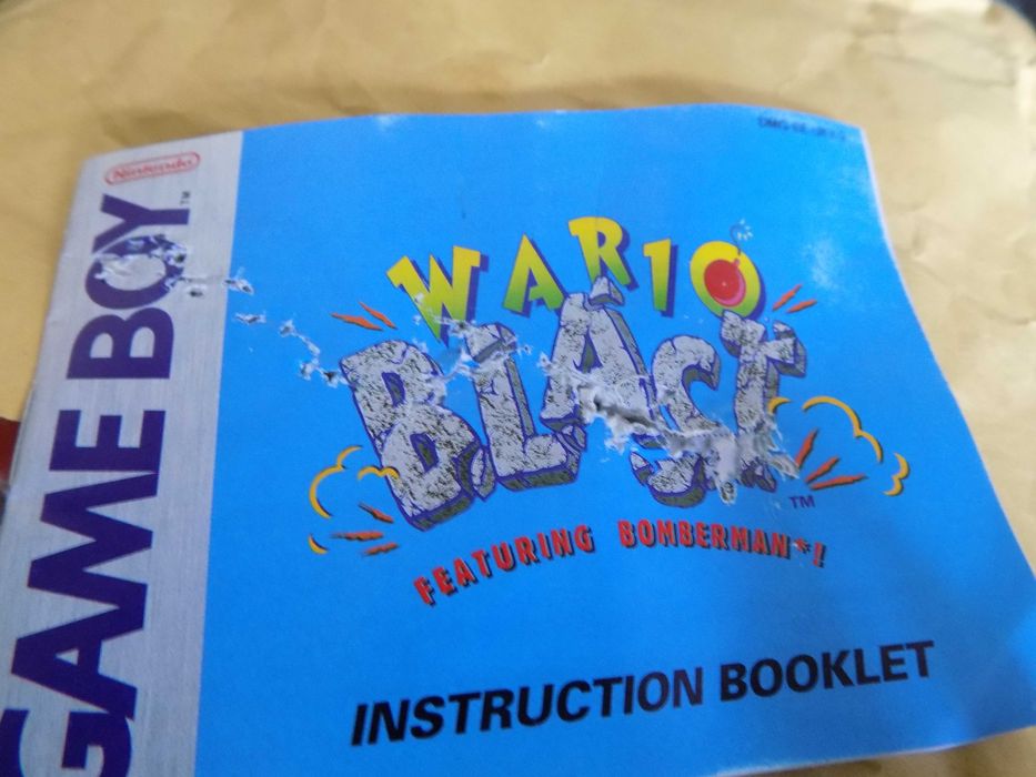 Wario Blast: Featuring Bomberman z instrukcją zadźganą przez listonosa