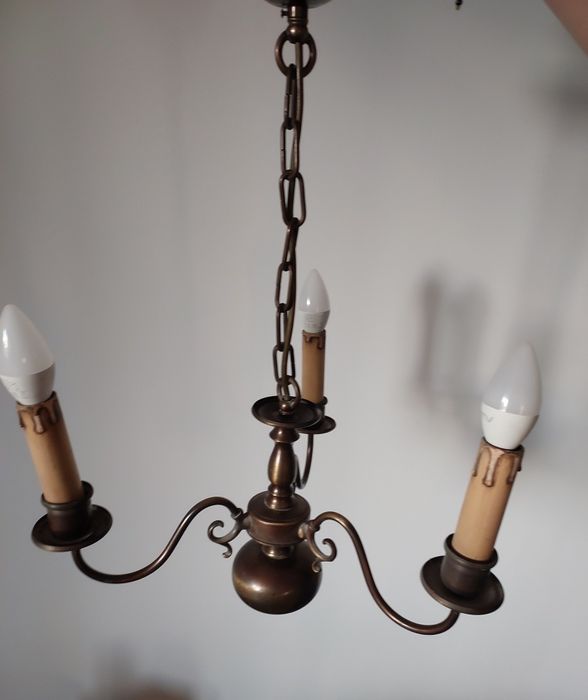 Lampa wisząca na łańcuchu.