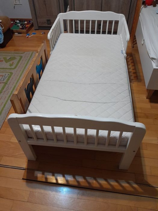 Łóżka dziecięce z barierkami i materacem