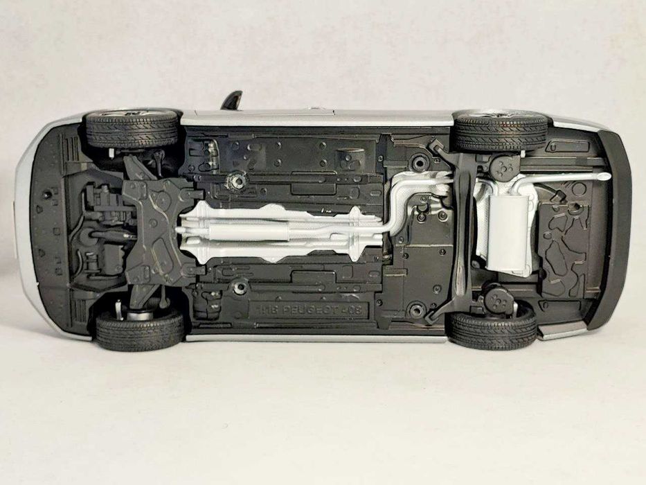 Модель 1:18 Peugeot 408