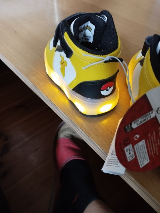 Buty rozmiar 23 ze świecącą podeszwą