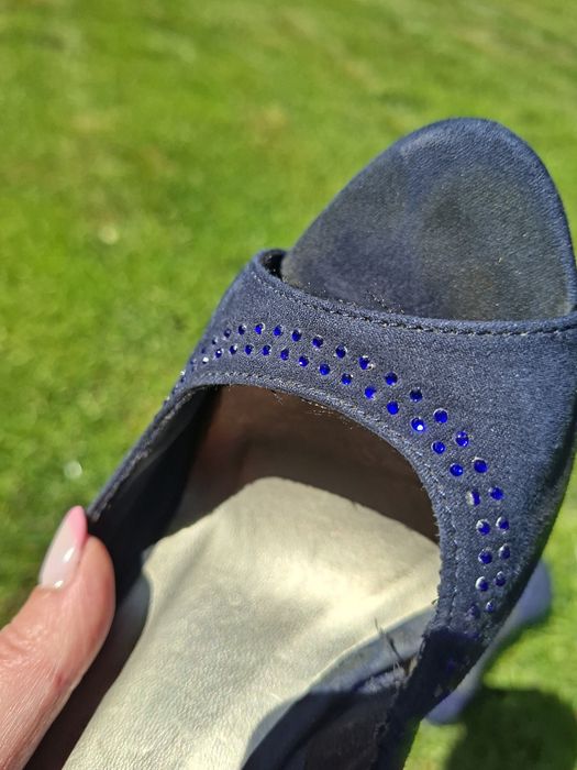 Granatowe buty na 11,5cm obcasie z błyszczącymi chabrowymi  zdobieniami