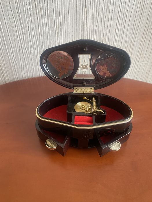 Шкатулки: керамическая, музыкальная, копилка, значки, саше.