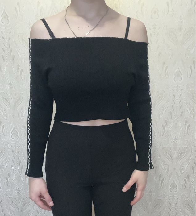 Ковтинка з вирізом на плечах