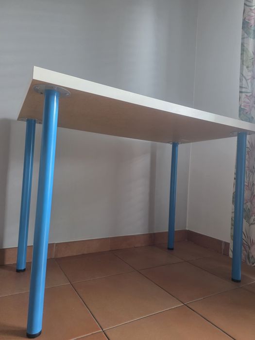 Secretária branca com pés azuis