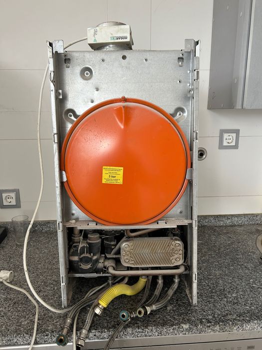 Caldeira de gás natural, aquecimento central e águas sanitárias.