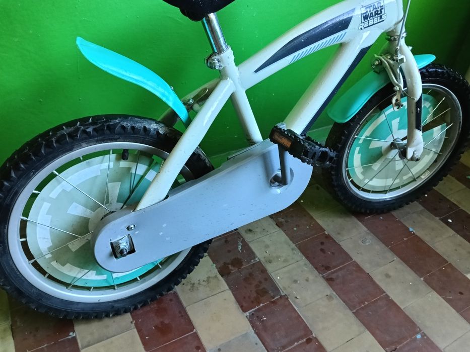 Дитячий ровер є дополнітельні колеса