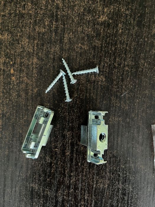 DOCISK WEWNĘTRZNY OKIENNY KRYTY metalowy - wkręty gratis