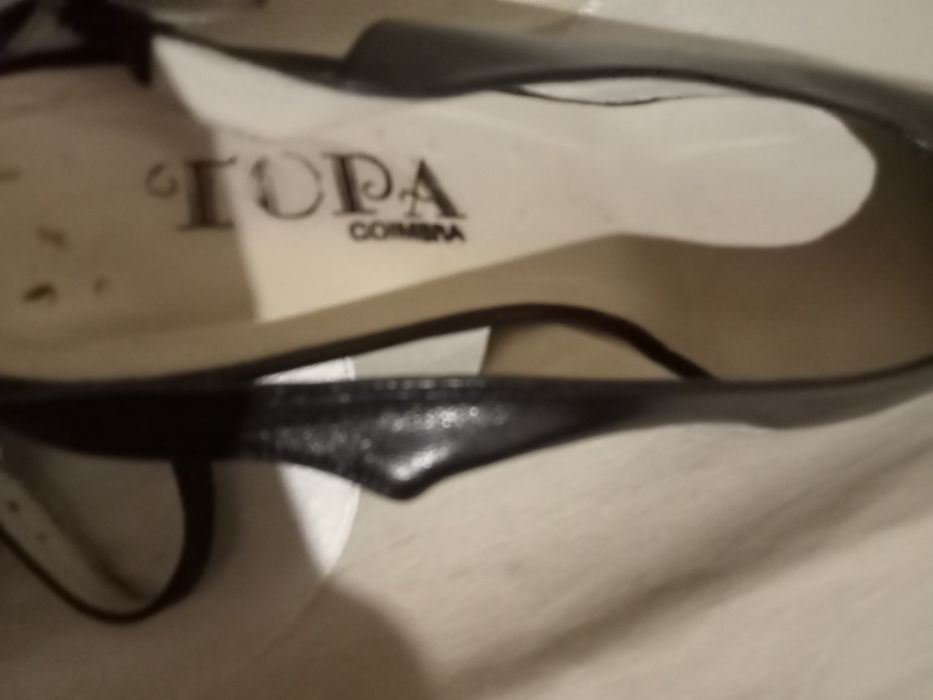 Vendo sapatos de cerimónia, usei 2 vezes, são em pele.