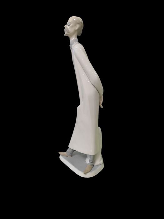 Доктор врач Фарфоровая статуэтка